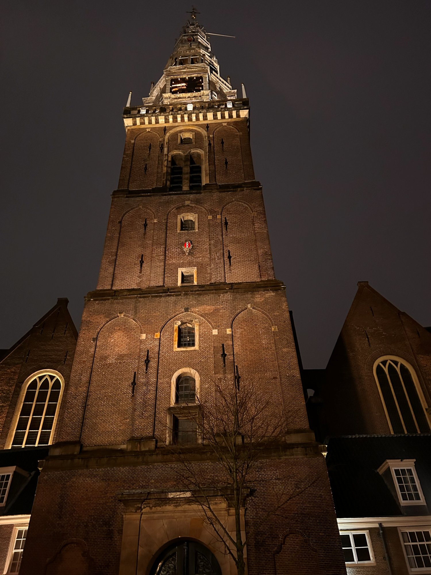 De Oude Kerk at night